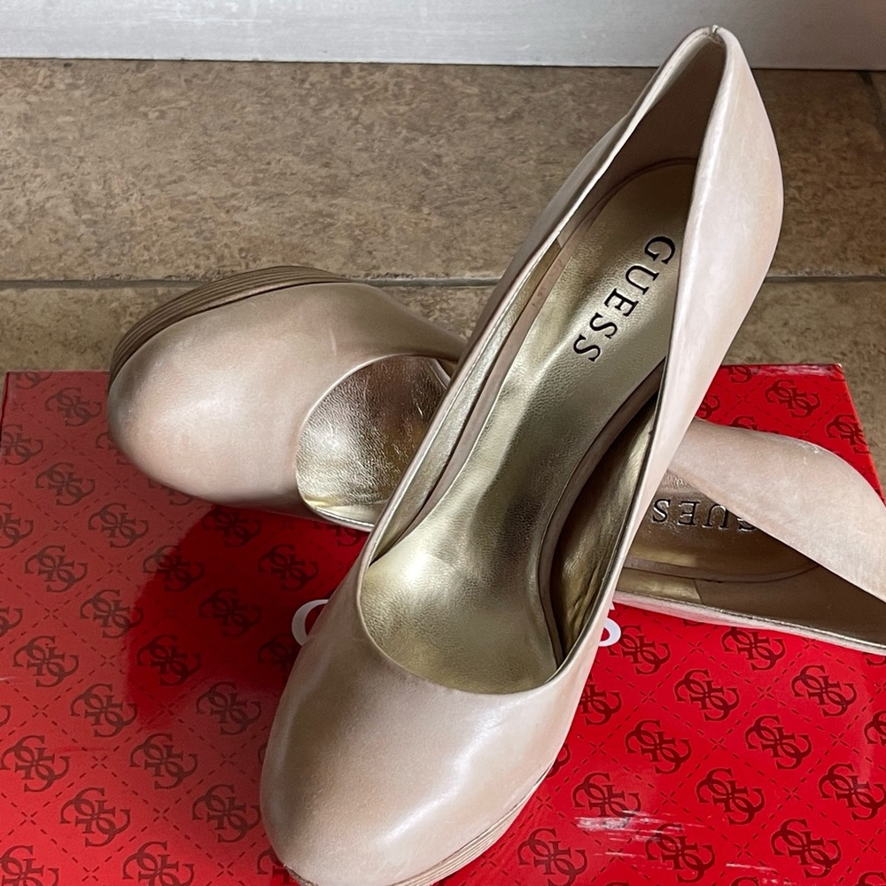 Guess Adriena 2 Womens Size 7.5M Light Natural Leather Platform Heels Shoes. NEW